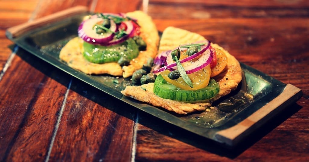 brot-in-pfanne-bruschetta-tomatenbrot-kaperbrot-handbrot-indisches-curry-lecker