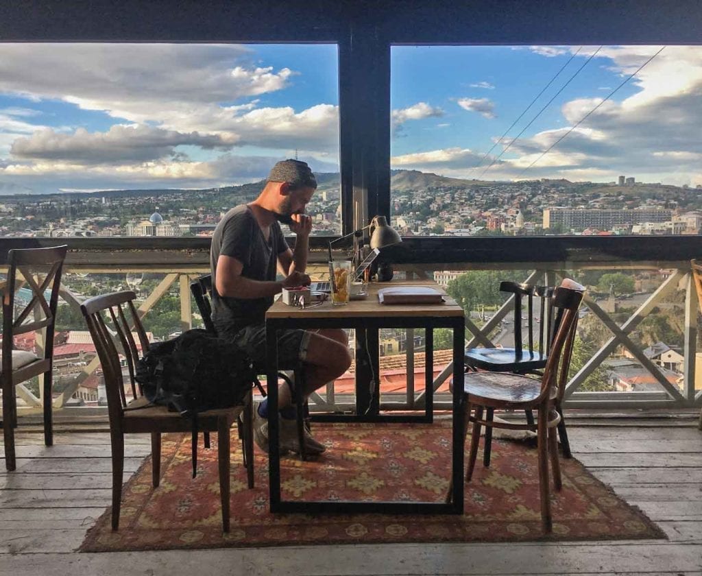 georgien-wohnmobil-erfahrungsbericht-camping-urlaub-preisniveau-tiflis-cafe georgien-wohnmobil-erfahrungsbericht-camping-urlaub-preisniveau-tiflis-cafe