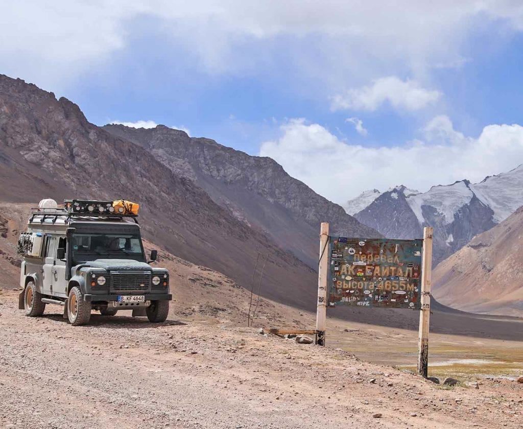 landrover-defender-110-camper-ausbau-weltreisemobil-4x4-allrad-basisfahrzeug-ausbau-kit-um-die-welt-innenausbau-reise-pamir