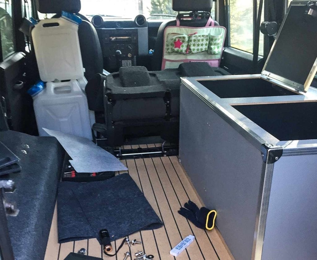 landrover-defender-110-camper-ausbau-weltreisemobil-4x4-allrad-basisfahrzeug-ausbau-kit-um-die-welt-innenausbauboxen