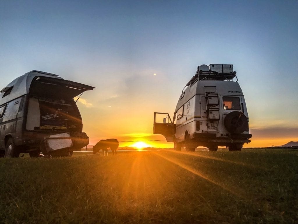 Mongolei-Camper-sven hedin-westfalia-sonnenuntergang-wild campen