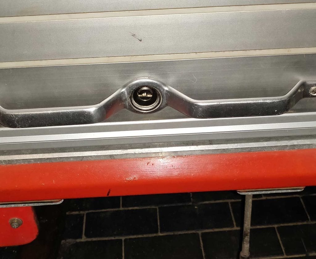 Rolltor-camper-umbauen-feuerwehrauto-zum-wohnmobil-material-selbstausbau