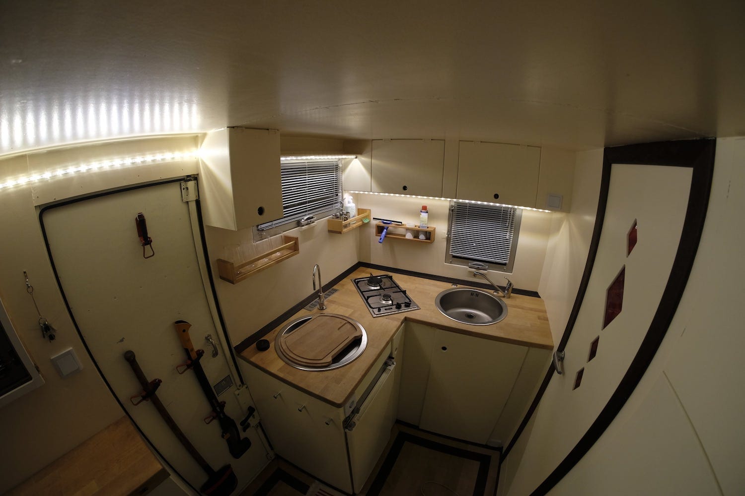 Iveco B80C80 wohnmobil expeditionsmobil reisen abenteuer interior 2-min Iveco B80C80 wohnmobil expeditionsmobil reisen abenteuer interior 2-min