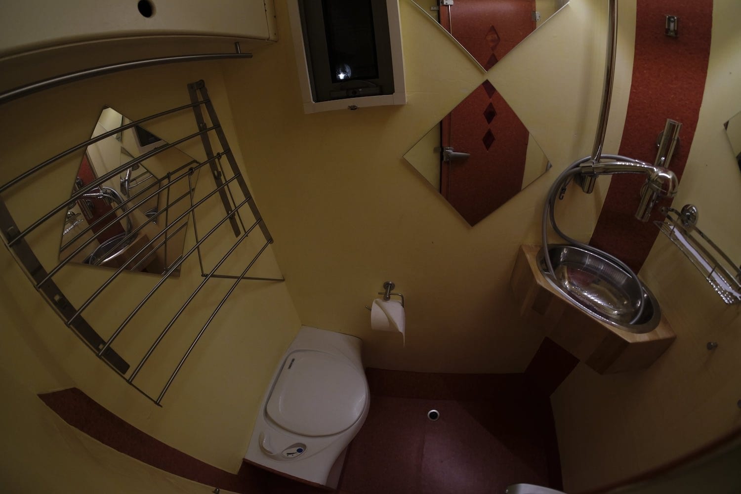 Iveco B80C80 wohnmobil expeditionsmobil reisen abenteuer interior 3-min Iveco B80C80 wohnmobil expeditionsmobil reisen abenteuer interior 3-min