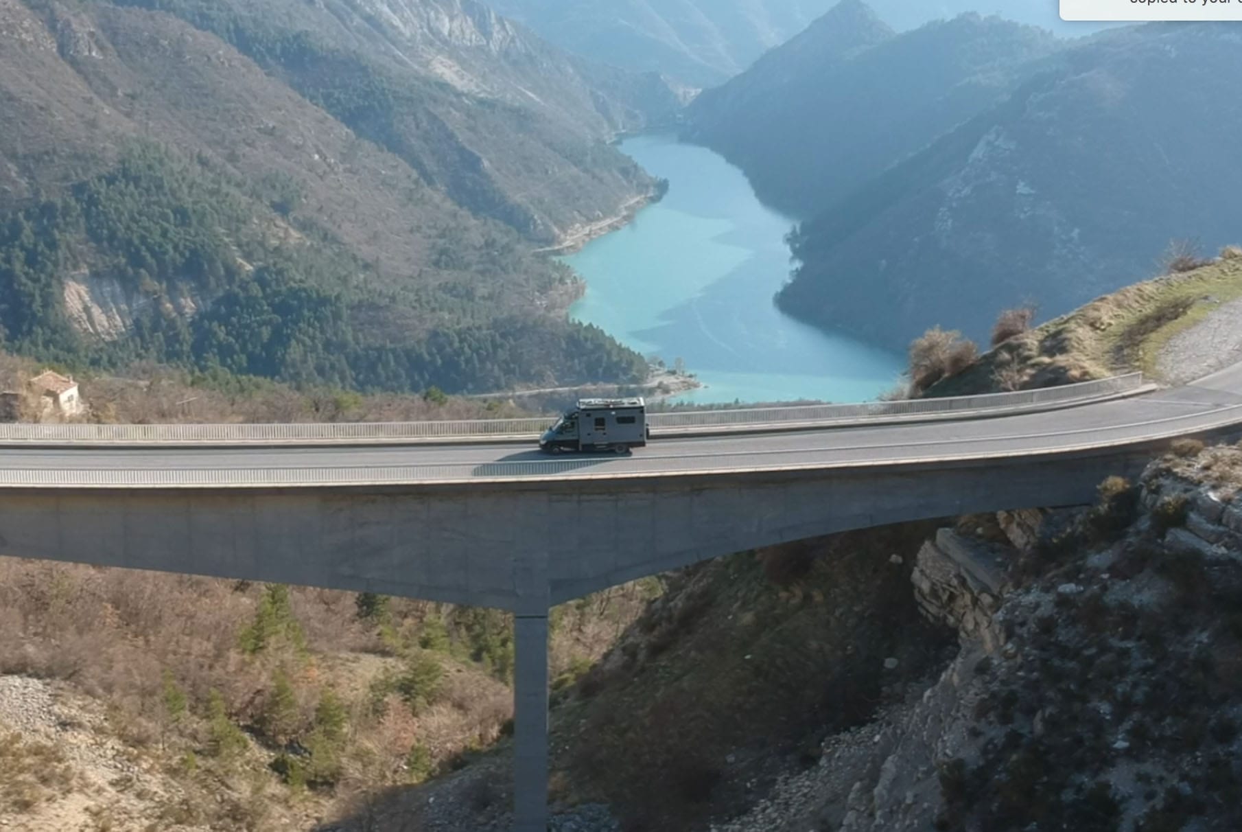 Mercedes-Benz-Sprinter-Ambulanz- Aufbau-vanlife-van-conversion-kaufen-bridge-at-verdon-min