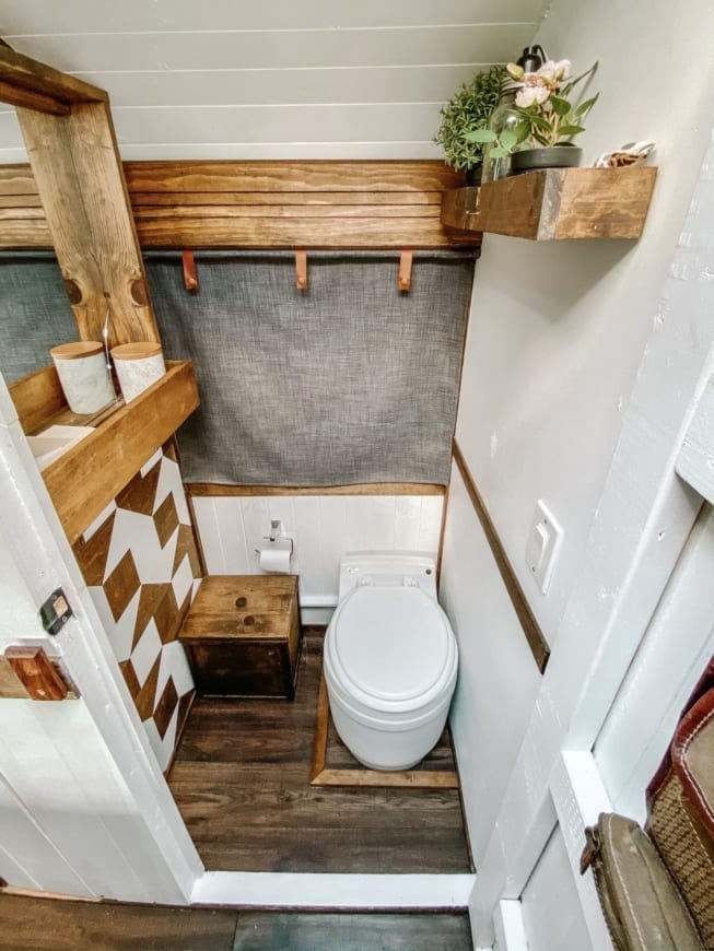 bus-scolaire-van-camion-fourgon-amenage-camping-car-international-canada-roadtrip-vanlife-pb-105-toilette
