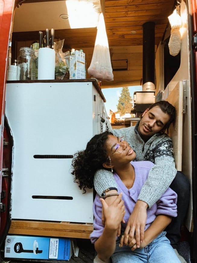 vanlife-couple-simple-life-vancouple
